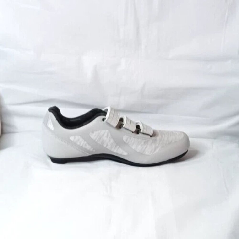 NEW Without Box 41/ 8 Mens Sport Light Gray Cycling Shoes 2/3 Cleat Compatible - Picture 2 of 9